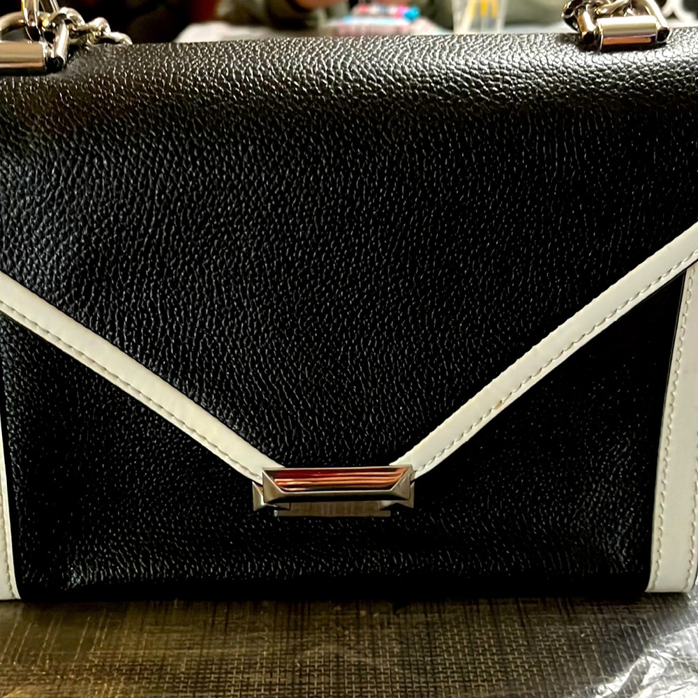 I’m Michael kors crossbody purse in a great condition